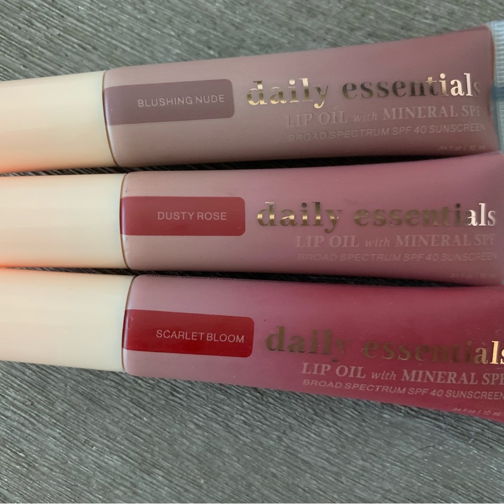 Bath & Body Works Lip Oil Trio w SPF40- Blushing Nude, Dusty Rose, Scarlet Bloom
